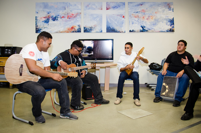 seminaristes de Tahiti jouant de la musique