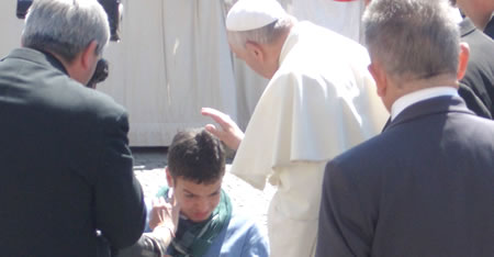 le Pape bénissant un jeune homme handicapé
