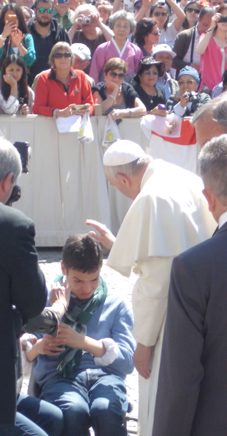 le Pape bénissant un jeune homme handicapé