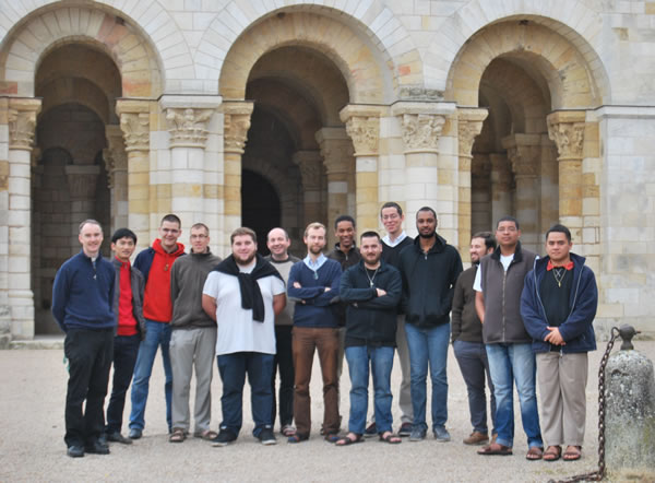 groupe de séminaristes devant la basilique de St Benoît sur Loire