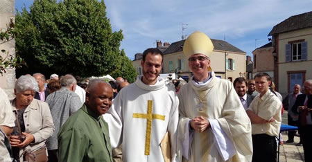 diacre avec son évêque à la sortie de la messe d'ordination